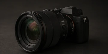 Sony Alpha Zubehoer und Objektiv als Produktfoto